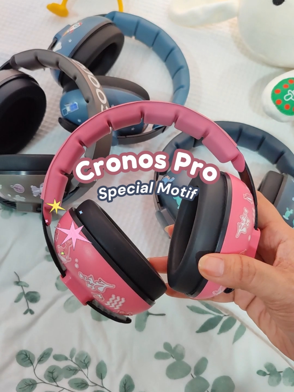 Cronos Pro Baby Earmuff Special Motif ✨ Melindungi telinga si kecil sekaligus bikin anak tambah stylish. Gak perlu bingung bawa si kecil berkegiatan di luar dan khawatir si kecil bakalan rewel. Karena Scoora Cronos Pro mampu meredam berbagai suara-suara bising.  Cronos Pro sangat direkomendasikan untuk dipakai saat: acara undangan/hajatan, di mall, bioskop, restoran, gereja, saat naik pesawat, kendaraan, acara konser, petasan/kembang api, suara vacum cleaner, playground/timezone, festival, pameran, dll Checkout sekarang sebelum kehabisan! 🥰 #scoora #scooraofficial #babyearmuff #ibucerdas 