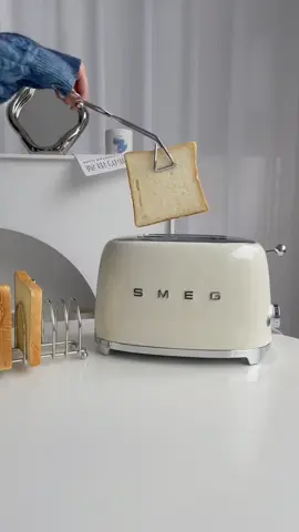 SMEG Toaster.  Nak roti bakar sambil dapat dapur yamg esthetic? Dapatkn sekarang di beg kuning.  #smeg #toaster #fyp 