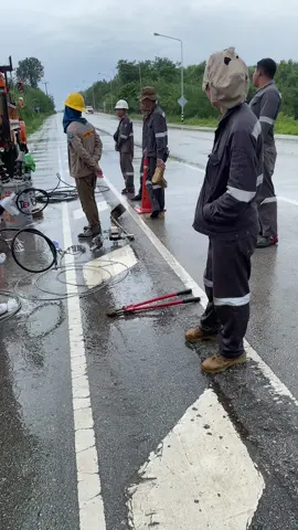 ถึงฝนจะตก ก็หยุดพวกผมไม่ได้👷🏻‍♂️⚡️#การไฟฟ้าส่วนภูมิภาค 