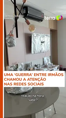 Ideias para a próxima? 👀 A influenciadora Ana Luiza Fávero (@ana favs) se surpreendeu ao chegar em casa depois de uma viagem e ver seus móveis, objetos pessoais e itens de cozinha cobertos por papel alumínio. A brincadeira é uma vingança do irmão após ela ter colocado 100 mini patinhos no apartamento dele. #TerraBrasil #Pegadinha #PapelAlumínio #Patinhos #Irmãos #Brincadeira #TikTokNotícias 