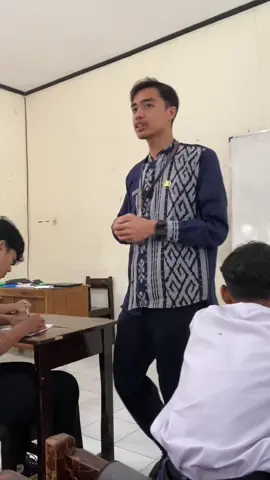 Ayo seru seruan main game lagi sama pak guru, ini namanya adalah Ice Breaking “Tangan Tangga Tangkap” #icebreaking #gurumuda #gurukreatif #gurutiktok #kontensekolah 