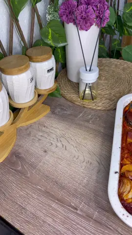 ماحجيلكم ع طعم يمووت حرفياً  المكونات : خضروات اي نوع بكيفكم بس ضيفوا فلفل ينطي طعم وريحه كلش طيبه ودجاج الصلصه: كوبين مي معجون طماطه  دبس رمان شويه مهروس الفلفل البهارات (ملح ،بابريكا ،كاري،كمون ،ثوم باودر ،ليموندوزي ) دخلوا فرن من فوك وجوه ع اعلى حراره ياخذ تقريباً ساعه الى ساعه ونص وعوافي  #الشعب_الصيني_ماله_حل😂😂 #طبخ #طبخات_سهلة #وصفات_سهله #طبخ #طبخات #طبخ 