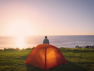 How about camping by the Arctic Ocean? Had an incredible day camping at Iceland's northernmost spot, right by the Arctic Ocean. Mid-June's endless daylight made everything feel so alive. It was a day I'll always remember. 📍Camping 66.12 North, Northern Iceland #camping #campingiceland #arcticocean #iceland #traveltiktok #cinematic #travelwbobby #sonyfx3 