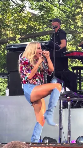 @Carrie Underwood on #gma #carrieunderwood #goodmorningamerica #countrymusic 