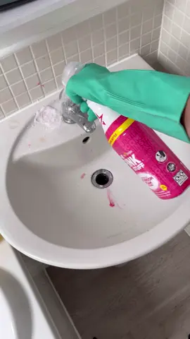 Your sign to shine that sink on this Saturday 🤭💖 Here’s a deep clean by @Jennie using The Pink Stuff Bathroom Foam-  perfect for stubborn soap scum and grime 👌✨ #thepinkstuff #pinkstuff #CleanTok #cleaning #cleaningmotivation #cleaninghacks #bathroominspo #deepclean
