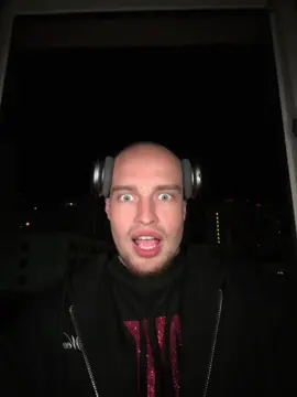 Эта как бута он паёт😭