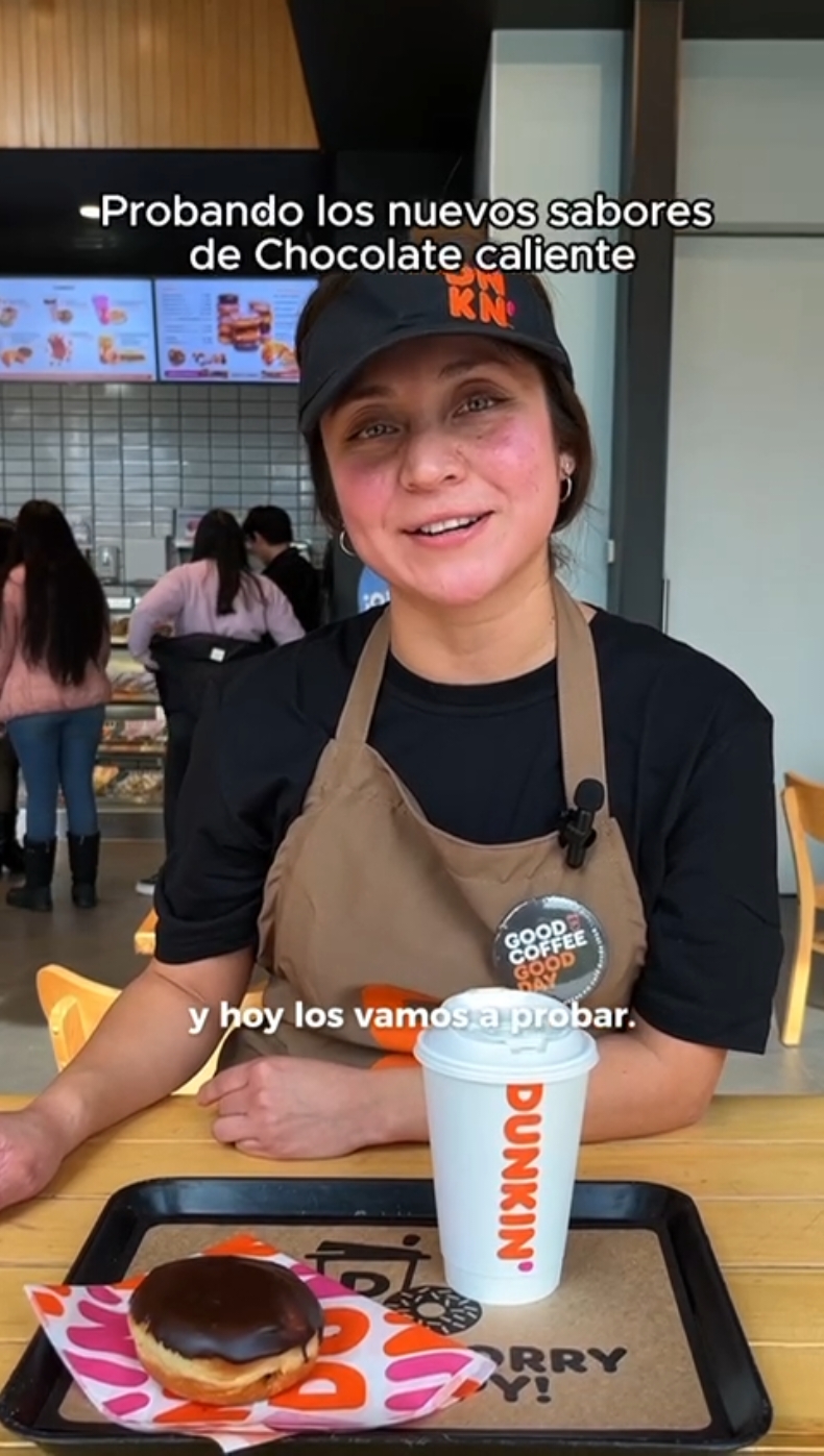 Perfecto para estos días fríos o cuando necesitas un abrazo en forma de bebida caliente 🫂❤️‍🩹. Prueba nuestras 3 variedades y descubre tu favorita 🥰 #Chocolovers #HotChocolate #DunkinChile #Invierno