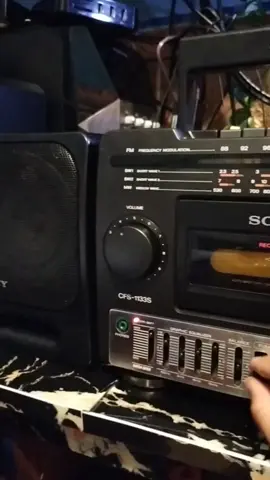 Radio Tape Sony tipe CFS 1132S fungsi normal like new. Fisik 95/100. - Body lengkap, tidak ada patah, bersih dan terawat. Fungsi normal 💯%. - Radio FM/SW normal. Suara jernih, jelas, stereo. Pemutar kaset pita normal. FF/Rew/Vol normal. Graphic Equalizer on. Speaker kiri kanan normal. Suara jelas, jernih, stereo, bass normal. Daya menggunakan listrik sudah berikut kabel colokan. Bonus 1 pc Kaset pita lagu tembang kenangan. Siap memutar lagu-lagu tembang kenangan kesayangan Anda dan display dekorasi ruangan. Minat DM/chat WA Admin 082246577337. COD, kirim-kirim, RekBer. #elektroniksecond#barangjadulberkualitas#elektronikjadulberkualitas#elektronikjadulkeren#radiotapejadul#radiotapebagus#sonytape 