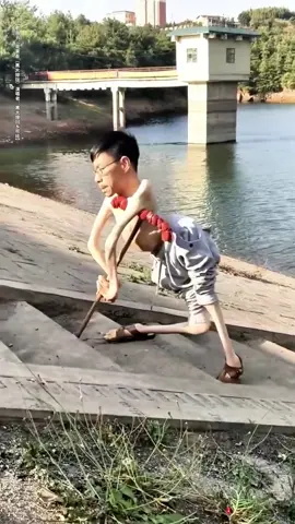 他叫张文新，天生残疾，勤奋的他没有放弃，没有躺平，靠着自己对生活的毅力娶妻生子，如今是四个孩子的爸爸，他也努力坚强的分担着各种家庭家务；在他身上我们看到了什么叫身残志坚，是我们励志学习的榜样！他常说：上天为他关上了一扇门，也为他打开了一扇窗，为他的坚强乐观而感动。 Namanya Zhang Wenxin, ia terlahir dengan disabilitas, ia rajin dan pantang menyerah, ia mengandalkan ketekunannya dalam hidup untuk menikahi seorang istri dan memiliki anak, Kini menjadi ayah dari empat anak, Ia juga bekerja keras untuk berbagi berbagai pekerjaan rumah tangga; dalam dirinya kita melihat apa artinya menjadi cacat fisik namun kuat secara mental. dan itu adalah contoh inspiratif yang dapat kita pelajari!  Dia sering berkata: Tuhan menutup pintu untuknya dan membukakan jendela untuknya. Tersentuh oleh kekuatan dan optimismenya.  