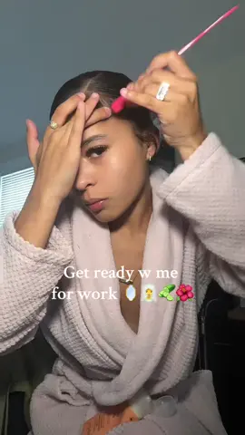 Can you guess where i work? 💐💗 For the new comers only cause i know ive told ya in some past videossss. #grwm #makeup #hair #skincare #fypage #viral #forthegirls 