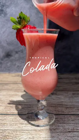 Tropical Colada  -1/2 taza de piña  -1/2 taza de fresas  -3 oz de ron  -1 oz de crema de coco  -1.5 oz de jugo de piña  -Hielo  Recetario disponible en pabloros.com (link en bio )  #tropicalcolada #piñacolada #fresacolada #tragosencasa #cocktails #cocteles 