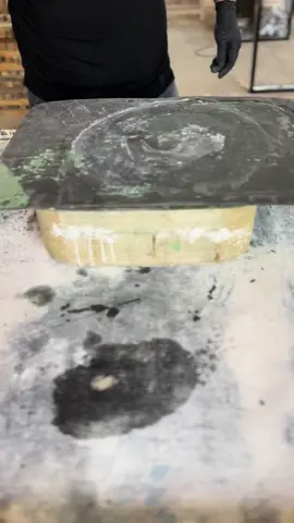 🌿 **Processo de desenforme de uma cuba de concreto verde!** 🌿 Hoje é dia de mostrar a magia do desenforme! Utilizando uma forma de borracha, vamos revelar uma linda cuba de concreto verde. Acompanhe o processo e veja como o concreto ganha vida! #ConcretoArquitetônico #ViverDeConcreto #cubaverde @emarijo_ 
