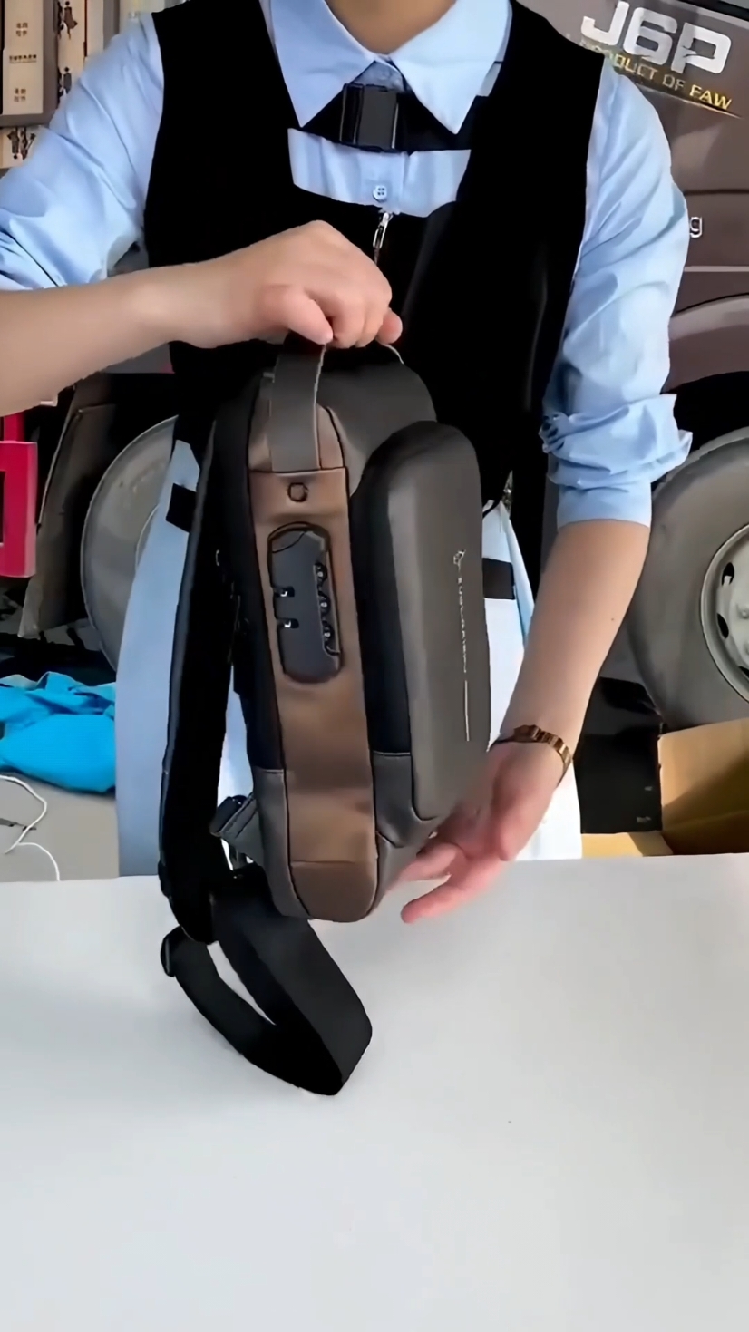 Mochila de ombro transversal, compacta, unilateral, com USB,  Á prova d'água, com 60% de desconto! Somente R$49,99. Confira o link da Bio e clique em produtos.  #mochilatransversal #mochilaaprovadagua #mochila #mochilausb #acheinashopee #achadinhosshopee #achadinhosdesucesso 
