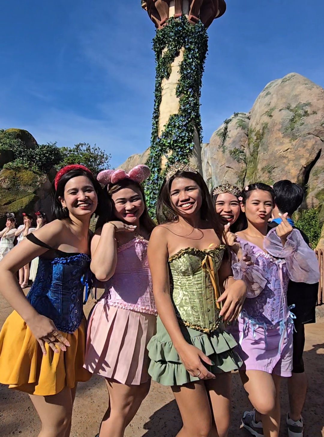thanks orange app 🧡 sa outfit 😆 muntik ng hindi umabot hahaha #tokto #disneysea #disneyprincess #snowwhite #rapunzeloutfit #princessoutfit #sleepingbeauty #belleoutfit 