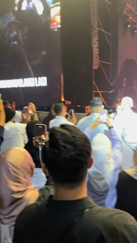 Hafiz, don’t ever leave the music industry! @Hafizsuip #konsertbyajai #fyp #hafizsuip 