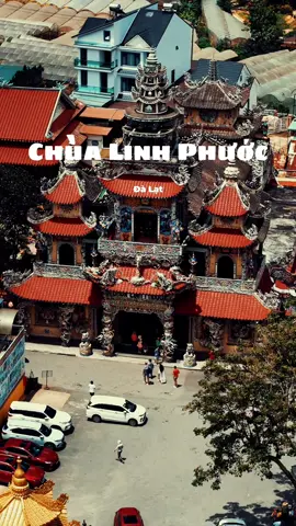 Chùa Linh Phước hay còn được biết đến với tên gọi Chùa Ve Chai là ngôi chùa nằm cách trung tâm Đà Lạt khoảng 20km. Với lịch sử hình thành và hoạt động lâu dài, cùng lối kiến trúc độc đáo, ấn tượng đã giúp đây trở thành điểm du lịch thu hút được nhiều khách du lịch quan tâm lựa chọn hiện nay.  #chualinhphuoc #chualinhphuocdalat #chuavechai #dalat 