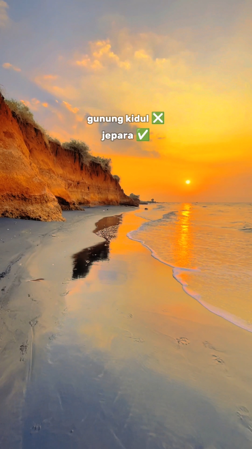 𝗴𝘂𝗻𝘂𝗻𝗴 𝗸𝗶𝗱𝘂𝗹 ❎ 𝗝𝗲𝗽𝗮𝗿𝗮 ✅ . 📍lokasi : pantai njlamon , Balong , Jepara . . . #pantaijepara #vibes #sunset  #pantai #jepara #jepara24jam #wisatajepara #jeparahits #jeparastory #jeparapride #foryou #foryoupage #fyp 