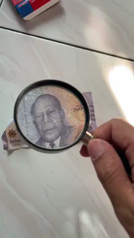 Kaca pembesar atau magnifiying glass untuk memudahkan melihat tulisan kecil #kacapembesar #magnifiyingglass #kacapembesartulisan 