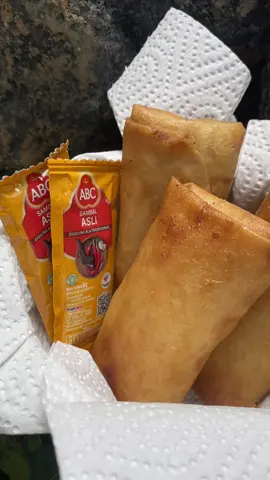 PREMIUM LUMPIA BY TUKATUKU info pemesanan 👇🏻 WA: 082138833128 IG: @tukatuku28 pengiriman via : Gosend & Grabsend ( area Solo) Paxel ( luar kota) -Tuka Tuku - #CemilanGakCumaltu #lumpiacarbonara #lumpiabolognese #lumpiaunik #lumpiafrozen #lumpiagoreng #frozenfood #jajanansoloenak #kulinerenak #oleholehsolo #oleholehkekinian 