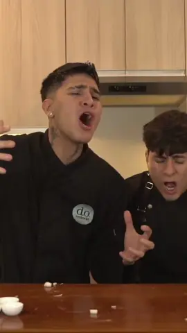 Como cuando estás cantando con tu mejor amigo y la canción les hace recordar a la que les hizo tanto daño ... @Cristorata7 @Diealis ⚔️🐤 #Cristorat #diealis #basichouse #kickperu