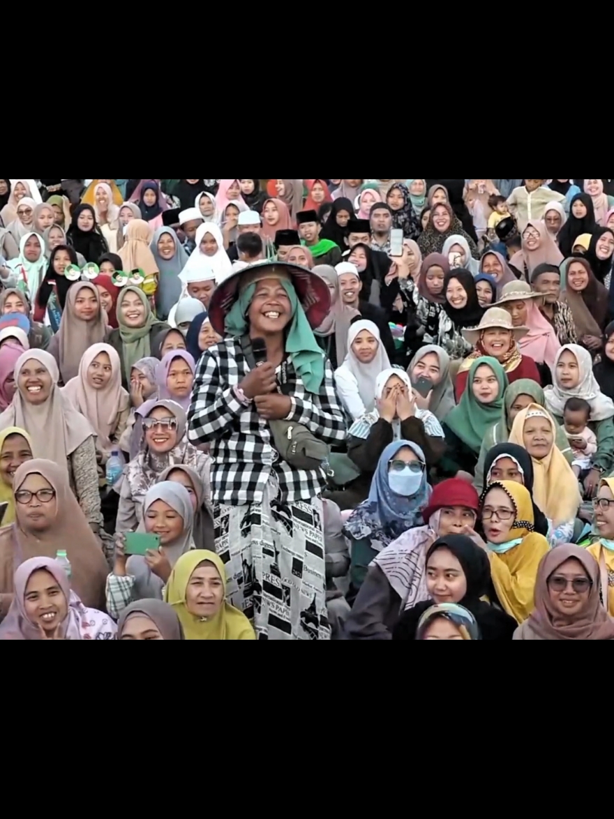 bu karjo wanita tangguh kerjanya buat genteng dan angkut bongkar genteng #malang #ngajibareng #gusiqdam #sabilutaubah 