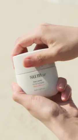 NGÀY NẮNG TO - CÓ SU:M37° SUN-AWAY AIR-FIT SUNQUID LO Tia UV – “thủ phạm” gây tổn thương da, phá hủy cấu trúc collagen và elastin khiến da mất đi độ đàn hồi, hình thành nếp nhăn, sạm đen và lão hóa. Đặc biệt vào mùa hè, khi bức xạ tia UV tăng cao, da lại càng dễ tổn thương và cần được chăm chút kỹ càng hơn. 👉 Sữa chống nắng su:m37° Sun-away Air-fit Sunquid thế hệ mới với công nghệ và thành phần chống nắng độc quyền giúp tăng cường khả năng chống tia UV mạnh mẽ, đồng thời hỗ trợ dưỡng ẩm và phục hồi da tối ưu. ⚡️Công nghệ ngăn chặn tia UV phân tán trong nước tạo màng chắn kiên cố, chống tia UV mạnh hơn 36% ⚡️Khả năng cấp ẩm mạnh mẽ, duy trì độ ẩm 6 giờ tới tầng thứ 20 của da, đồng thời hạ nhiệt tức thì 5°C, làm dịu da nhanh chóng ⚡️Phục hồi da, chống lão hóa, bảo vệ da khỏi các yếu tố gây hại như bụi siêu mịn, ô nhiễm không khí, ngăn ngừa stress oxy hóa do các chất có hại gây ra ⚡️Công thức dịu nhẹ, an toàn cho mọi làn da, đặc biệt là da nhạy cảm Bảo vệ toàn diện, chẳng ngại nắng to với su:m37° Sun-away Air-fit Sunquid mỗi ngày!  #LGcosmetic #LGVina #khomyphamhqcaocap #sum37 #sum37vietnam #sum37vietnamofficial #sunquid #sum37sunquid 