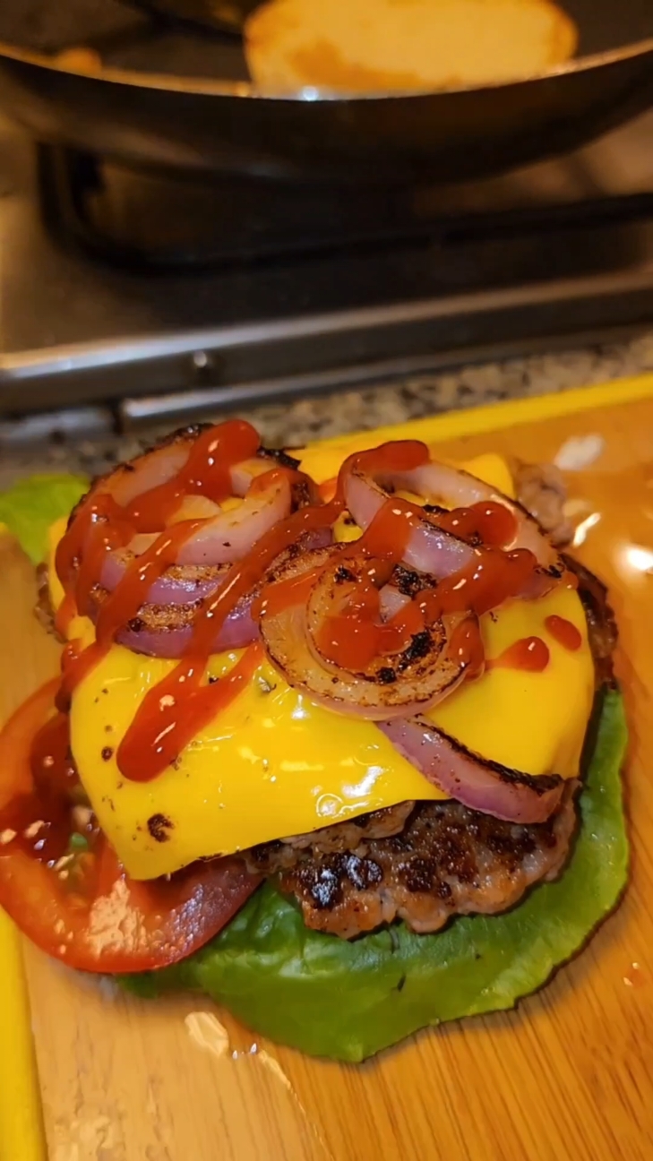 #whopper #beefburger #Recipe  #Foodie #foods #haseebee #oyehoyehoye #hotsauce #resturant #beef #beefburger #juicy #FoodLover #spicy #tomatos #cheese #bun #recipes #foodies #recipesoftiktok #foryou #mouthwatering #voiceover 