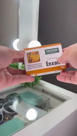 Já usou esse sabonete? #granadoenxofre  é um sabonete em barra, ideal para a limpeza do rosto pra quem sofre com acne. Também é indicado para reduzir o excesso de oleosidade do couro cabeludo (com médio/baixo grau de oleosidade). Contém 7% de enxofre, e é livre de parabenos e ingredientes de origem animal.  Por que utilizar um sabonete de enxofre na pele? O enxofre é um mineral com propriedades anti-inflamatórias, adstringentes e anti-bacterianas. O que não agrada muita gente é o cheiro dele, mas como no áudio do vídeo, é só passar um hidratante logo após usar, o cheiro e o ressecamento somem! Encontrei por 9,90 na farmácia aqui da minha cidade. Quanto tá custando aí? Envia esse vídeo pra uma amiga que precisa dessa dica e me segue pra mais  Áudio do @dr.danielbavalos OLEOSIDADE DA PELE | COURO CABELUDO | ACNE | PELE SAUDÁVEL | CABELO SAUDÁVEL #sabonetedeenxofre #fy #foryoupageofficiall 