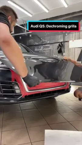 Z tego filmu dowiecie się, jak krok po kroku wykonać dechroming grilla w Audi Q5. Pokazujemy, jak zamienić chromowany grill na elegancki, czarny styl, nadając samochodowi bardziej agresywny i nowoczesny wygląd. Wielu z Was pytało o ten proces, dlatego z przyjemnością prezentujemy ten film. #Dechroming #AudiQ5 #CarModification #CarStyling #CarWrap #CarWrapping #GrillTransformation #CustomCar #CarMods #AutoDetailing #FoliaSamochodowa #OklejanieSamochodów #CarMakeover #PPFFilm #CarCare #CarCustomization #DIYCarMods #CarLovers #CarEnhancement #ChromeDelete