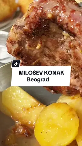 Milošev konak, Topčiderska 1, Beograd Da li ima neko da ne zna za Milošev konak? Malo koje mesto u gradu ima takvu prepoznatljivost i takve uslove da bude jedan od najvrednijih ugostiteljskih objekata u gradu. Na žalost godinama je tavorilo, u gurmanskim krugovima nisu se mogle čuti baš lepe reči i generalno je postalo mesto za proslave i veselja više nego da neko tamo zapuca na ručak. Sa više strana sam čuo da se priča tamo menja pa je ovo bila prilika da se lično uverim. Za početak se ne može pričati o Miloševom konaku a da se ne pomene lokacija i sama zgrada, jednostavno od neprocenjive vrednosti i neverovatnog potencijala. Što se hrane tiče, a to je ono što bi trebalo da je suština, rekao bih da je nebo i zemlja razlika sada i kada sam bio poslednji put. Pre svega sva jela su bila odlična, sve redom. Pogača je nestvarna, masnija je, kao uštipak a korice debele i tvrde. Ali to kada se namaže kajmakom ili umoči u nešto je teško pobedivo, ocena 20/10. Gurmanska prva liga, autentična je, nije prepisivanje, teletina sa krompirom koji ćete pamtiti i na kraju sataraš izuzetan. Sve pohvale i samo da se nastavi ovako i da se restoran dovede na mesto koje mu pripada.