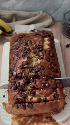 ✨BUDÍN de BANANA PROTEICO🍌Queda increíble, Súper Húmedo y Demasiado Rico!!🤤🙌🏻 Guardate la receta y seguime @pulicocina 🤍Versión Saludable ✔️Sin azúcar ✔️Sin Harinas y/o Sin Gluten (usando de almendras o de cualquier fruto seco o semilla, o sin TACC) ✔️Rico en fibras  ✔️Sin manteca ni aceite Ideal para desayunar o merendar súper rico!🫶🏻 Lo van a amar!!🥰 Compartí con quien quieras probarlo! 💕 • 📝INGREDIENTES:⠀ (Para un molde de 18 x 10cm aprox)⠀⠀⠀⠀⠀⠀⠀⠀ ☆ 3 bananas maduras (aprox una taza de puré de banana, podes usar también puré de manzana!) ☆ 3 huevos ☆ 3 Cdas de yogur (use vegano de coco y lo hice sin lácteos, podes usar griego, natural o de vainilla) ☆ 1 Cda de stevia o cualquier edulcorante (podés reemplazar por 90g de azúcar o miel o eritritol/monk-fruit)  ☆ 1 cdita de esencia de vainilla ✨ Secos: ☆ 2 cditas de polvo de hornear ☆ 1 taza (120g) de la harina que elijas (de almendras, de avena, integral, sin gluten, etc) ☆ 1 medida (30g) de proteína o leche en polvo para hacerlo más proteico, o sino 30g de harina extra de la que ya usaste ☆ Opcional: 1 taza de chips de chocolate sin azúcar o amargo •  🥣PROCEDIMIENTO 👉🏻 Pisar las bananas y agregar los huevos, el yogur, el endulzante, la vainilla e integrar bien.  👉🏻 Agregar los secos. Integrar bien y si querés sumale los chips de chocolate. 👉🏻 Llevar la mezcla a un molde aceitado o con papel manteca o de hornear. Cubrir con los chips de chocolate que reservamos por encima y cocinar por 45 min en horno precalentado a 180°C.  Prueben y me cuentan! Les va a encantar!💕 • • • • • • • #budín #budindebanana #bananabread  #recetassaludables #recetasfaciles #budinfit #meriendassanas  #budin #banana #bananacake #healthyrecipes #budinsaludable #budinsinazucar #bananaloaf #budinproteico 