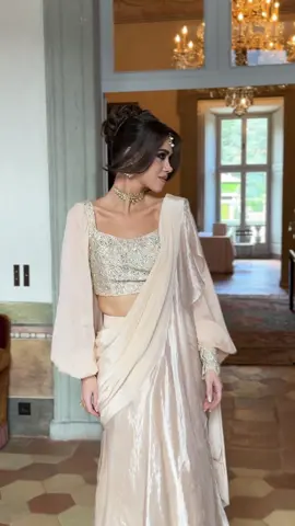 Každý deň je pre mňa inšpiráciou. Tentokrát ma očarila tradičná indická krása. ❤️🇮🇳  A táto indická svadba bola absolútne úžasný zážitok. Pozrite si, ako som vytvorila tento tradičný indický look. Ktorá časť tohto makeupu a účesu vás najviac zaujala?  Označte kamarátku, ktorá by si tiež chcela vyskúšať niečo podobné.  #bollywoodmakeup #sareegoals #indianweddingseason 