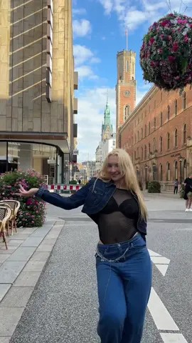 cameramama so professionell📸 not home today so heres a polina in the wild #KATSEYE_TOUCH #KATSEYE #dancechallenge #kpop #kpopinpublic @KATSEYE 