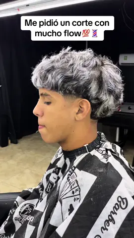 Taper fade con mechas platinadas y diseño🔥💈.                             #barbershop #barberosdelmundo #parari #barber #taperfade #taperfadecondiseño #mechasplatinadas 
