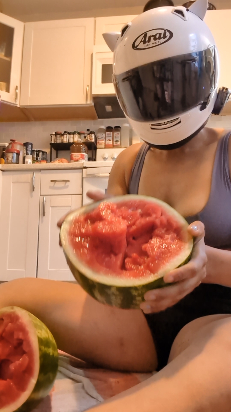 I hit 20k on Twitter so I mashed another melon with my legs #strongwomen #watermelon #snusnu 