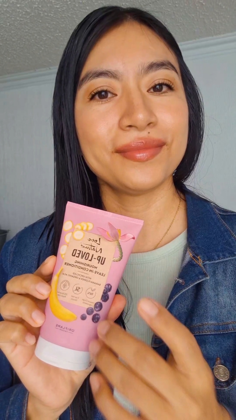Una delicia este acondicionador sin enjuague es como una crema y con aroma delicioso 😍 ayuda a fortalecer y nutrir el cabello 💜 con extracto de flor de Plátano 🍌 y bayas de Acai 🫐 Libre de parabenos y siliconas Biodegradable  #lovenature #acondicionador #cabello #oriflame  #reelsviralシ #fypシ゚ #oriflame #hair  #acai #platano #mask #tulancingo#CapCut #LiveOutlandish 