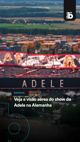 A passagem de #Adele pela #Alemanha reuniu 80 mil pessoas no espaço construído em Munich Messe. De acordo com o jornal alemão “Bild”, a organização investiu R$ 250 milhões para montar a estrutura do local, que contou com um palco de quatro mil metros quadrados e uma tela de 220 metros de comprimento de LED. Confira a vista aérea da apresentação! (Vídeo: Repost/ @kilian.boedrich Instagram | Foto: Alex Waespi/Divulgação) 