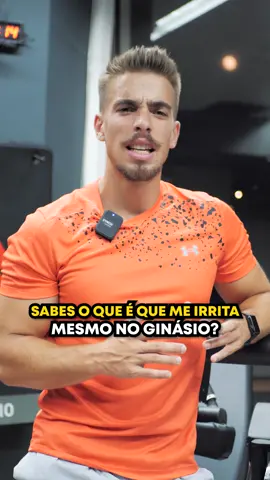 SABES O QUE É QUE ME IRRITA MESMO NO GINÁSIO? 😂 - ❌ Já chega de fazer de bailarina o tempo todo!  ✅ Usa esta dica que resulta em 99.9% das pessoas ( cientificamente provado por mim 😎) 🚀 Espero que gostem e USA A MINHA DICA! 🙏 - #Fitness #treinopersonalizado #fitnesshut #fit #training #legday #train #gym #lockdown #workout #treino #portugal #porto #mobility #mobilitydrill #health #personaltrainer #pt #squats #workout #leg #homeworkout 