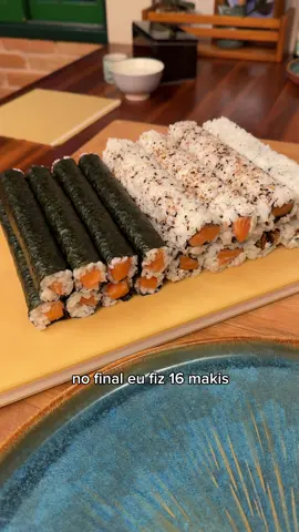 1 real a peça! Você tem noção da quantidade de sushi que é possível fazer com apenas 1kg de salmão? Fiz um combinado pra 4 pessoas e saiu realmente muito barato, com a qualidade do peixe fresco e arroz fofinho que raramente vemos por aí. No vídeo eu dou várias dicas de como proceder com os cortes e enrolar os sushis com o máximo aproveitamento, mas se você quiser aprender tudo detalhadinho, clica no link do meu curso na bio. Veja abaixo quanto eu gastei nessa sushizada: 938g de salmão: 121,85 8 folhas de alga: 8,80 450g de arroz pra sushi: 9,80 200g creamcheese: 9,85 30g gergelim: 1,16 Vinagre, açúcar e sal: aprox 1,60 TOTAL: 153,00  Eu sei que pode dar um pouco de trabalho, como qualquer outro prato elaborado que fazemos em casa, mas compensa demais fazer o próprio sushi ☺️❤️
