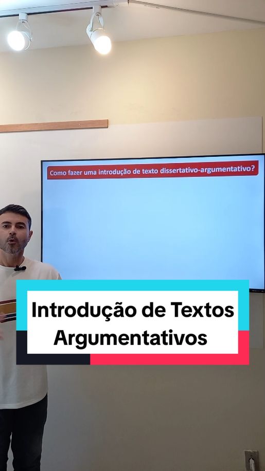 Como fazer a introdução de um texto dissertativo-argumentativo nota 1000 na prova de Redação do Enem? Comece mostrando que você possui repertório. A introdução precisa ter uma declaração inicial que apresente o tema, seguida de uma declaração secundária em que fique claro para o leitor o problema a ser tratado. Antes de encerrar o parágrafo de introdução, apresente sua tese, o principal elemento de um texto argumentativo.  #português #enem #redação #redacaoenem #redacaonota1000 #concursospublico #enem #tokdoenem #concurso 