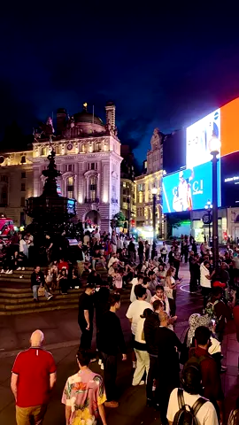Sunday evening vibes at Piccadilly Circus ✨🎡 #londonmoments #london #picadillycircus #sundayevening 