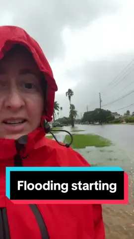 Flood waters seem to be rising. It’s been hours since high tide, but the storm surge is still pushing water inland #tropicalstorm #Debby #hurricane #florida #flood 