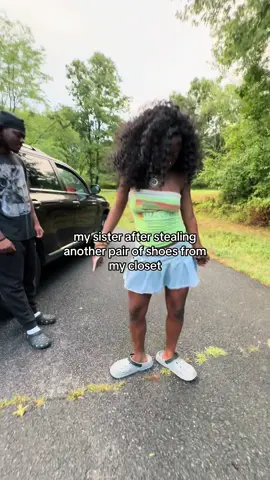 why she walking like that 😩 @denise  (◕‿◕✿) tag ur little sister 💀 #fyp #littlesister 