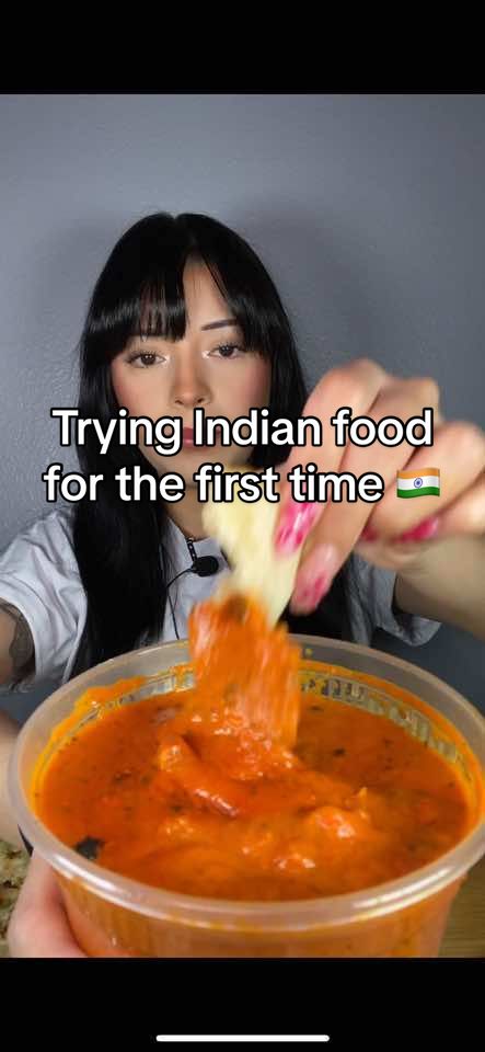 Trying butter chicken and garlic naan for the first time 😋 #Foodie #eatwithme #tastetest #indianfood 