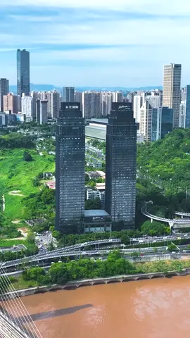 Có bao nhiêu người bị ám ảnh bởi Trùng Khánh và sông Dương Tử? Chắc hẳn chỉ có một lý do khiến các cô gái theo đuổi ngôi sao khao khát Trùng Khánh, đó là vì một người hoặc một nhóm phải lòng một thành phố.  Có rất nhiều tòa nhà cao tầng ở Trùng Khánh, nhưng tòa nhà này đã trở thành tòa nhà sáng chói nhất trên đường Nam Tân và là nỗi ám ảnh của nhiều người. _________________ 重庆,长江国际是多少人的执念? 想必追星的女孩子向往重庆的原因就只有一种原 因,就是因为一个人或者一个组合,爱上了一座 城。重庆的高楼不少,而这里成了南滨路最闪耀 的一栋,又是多少人的执念。#重庆旅行 #重庆 拍照 #重庆打卡 #长江国际 #长江国际18楼 # 长江国际打卡 #重庆打卡 #xuhuongtiktok 