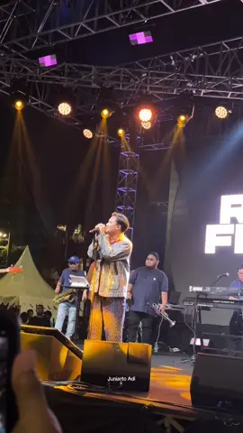 Kumohon kembalilah dalam pelukan ku   Hingga Tua Bersama - @Rizky Febian  #rfasmusic #rizkyfebian #rizfelousindonesia #konser #konsermusik #hinggatuabersama 