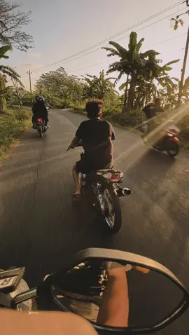 Kamu menyelamatkan semua orang dari kesepian, tetapi saat kamu kesepian, siapa yang menyelamatkan mu ? . . #fyp #fypシ 