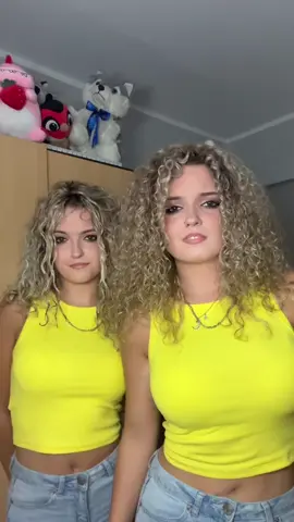 De prin drafts 🤝🏼 #gemene #crete #romania #surori #5pasidebine #pentrutine #fypシ゚viral #girls #trending #ioanaandmaria #🇷🇴 #dlproblema #senorita 