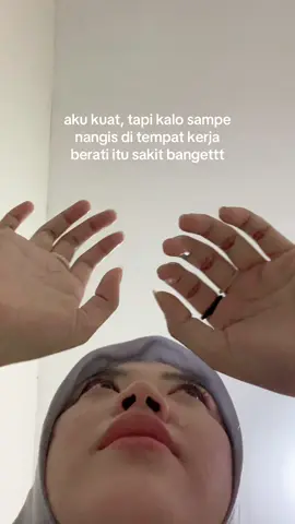 kadang pergi ke toilet cuma buat nangis, keluar toilet harus normal kaya ga terjadi apa apa 😢😔