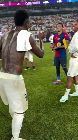 Vinicius JR. y Raphinha. Real Madrid 1-2 Barcelona #realmadrid #barcelona #metlifestadium #vinicius #viniciusjunior #raphinha 